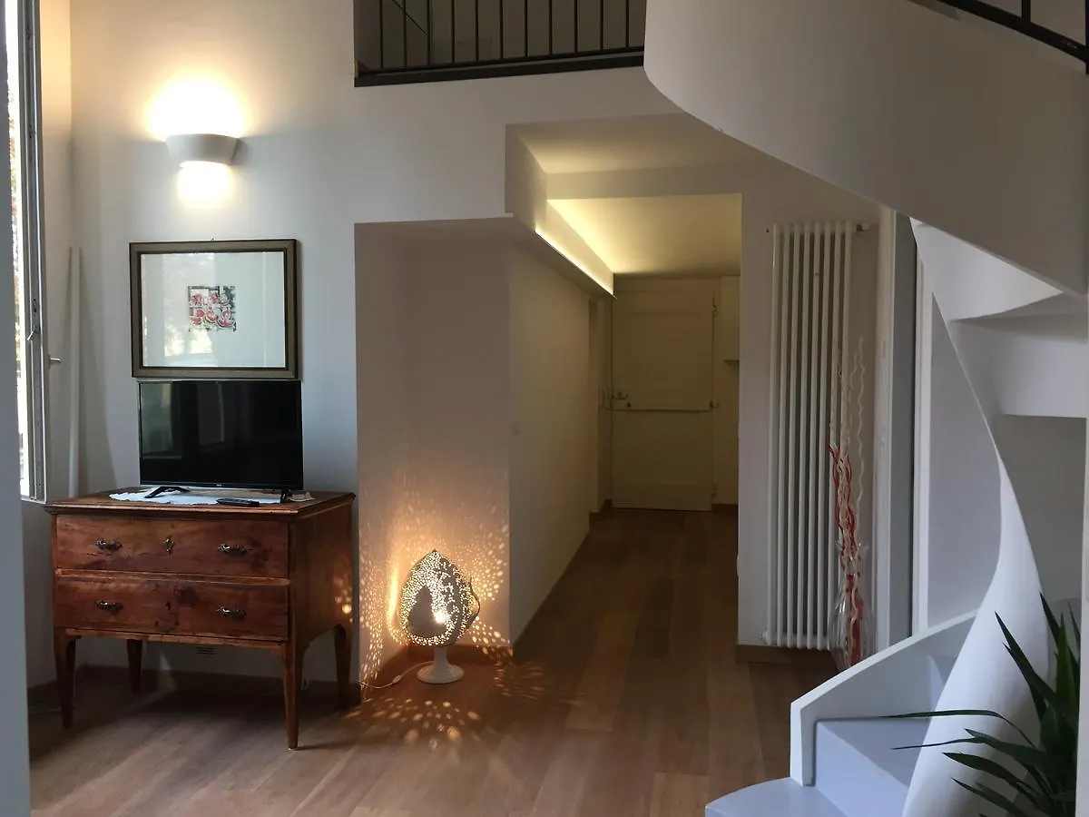 Grande, Moderno Appartamento In Edificio Storico Bologna