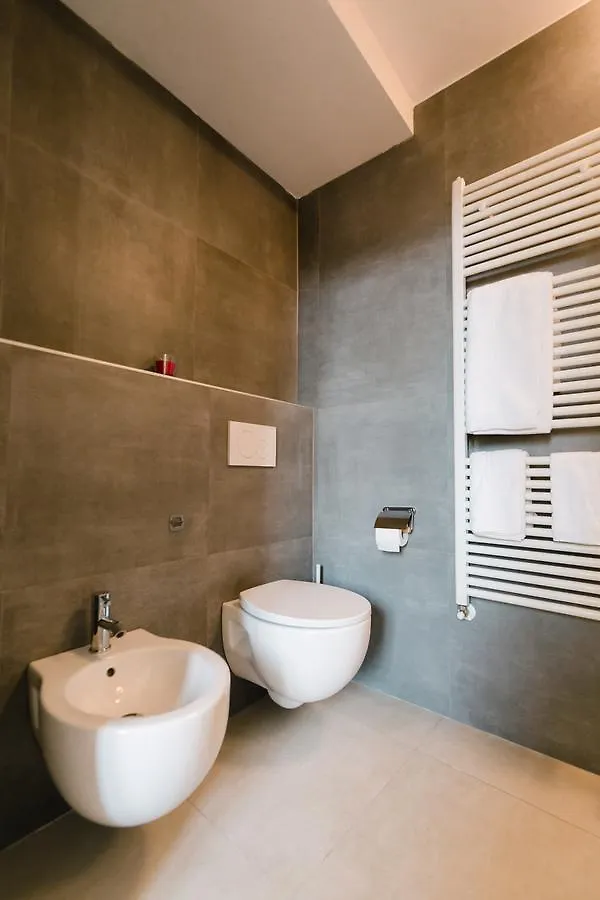 Grande, Moderno Appartamento In Edificio Storico Bologna